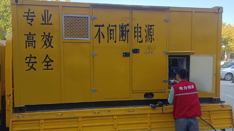 新青柴油发电机组和UPS电源配合使用时，如何避免切换过程中的电力中断？